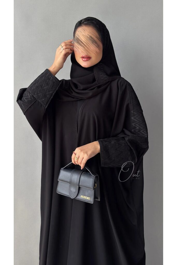 outline عباية سوداء مع اكمام مطرزة- ترينديول